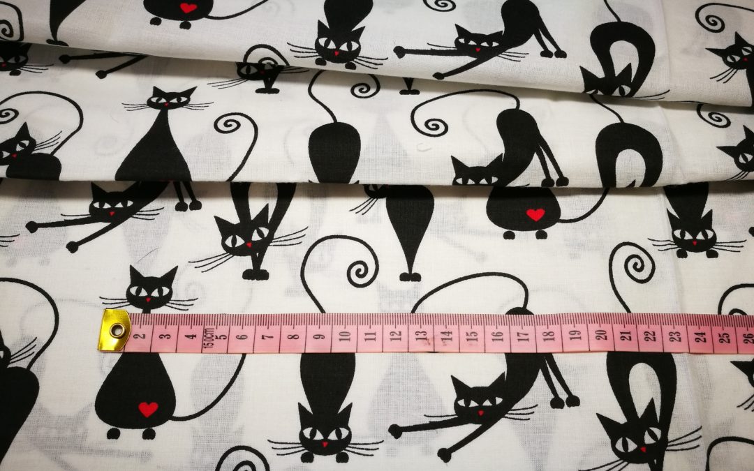 Bawełna wzór czarne koty z sercem na białym